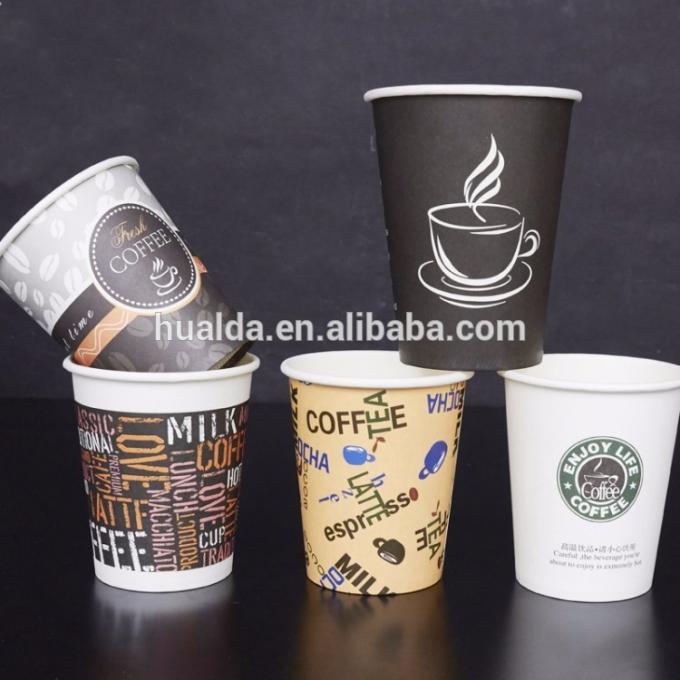 Tazza di caffè di carta riciclabile ecologica che fa macchina
